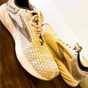 NWOT - Brooks Anthem 6